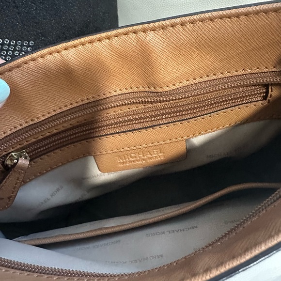 Michael Michael Kors
MORGAN MESSENGER IN SIGNATURE PRINT - Picture 9 of 15